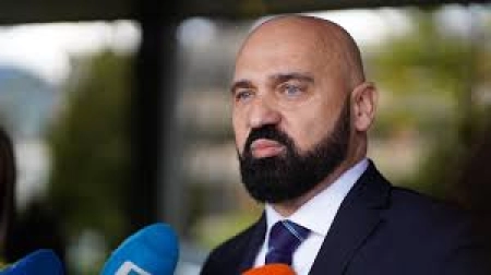Isak kontaktirao ministra policije RS-a nakon incidenta sa zastavom u Banjoj Luci: "Maltretiranje državljana BiH"